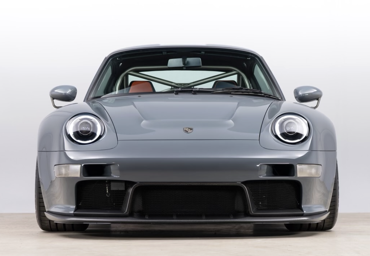 850馬力の「空冷ポルシェ」、993ベースのガンサーワークス最新作『ジェミニ』登場。インテリアには日本製「ブラックデニム」、このメカメカしさが最高である