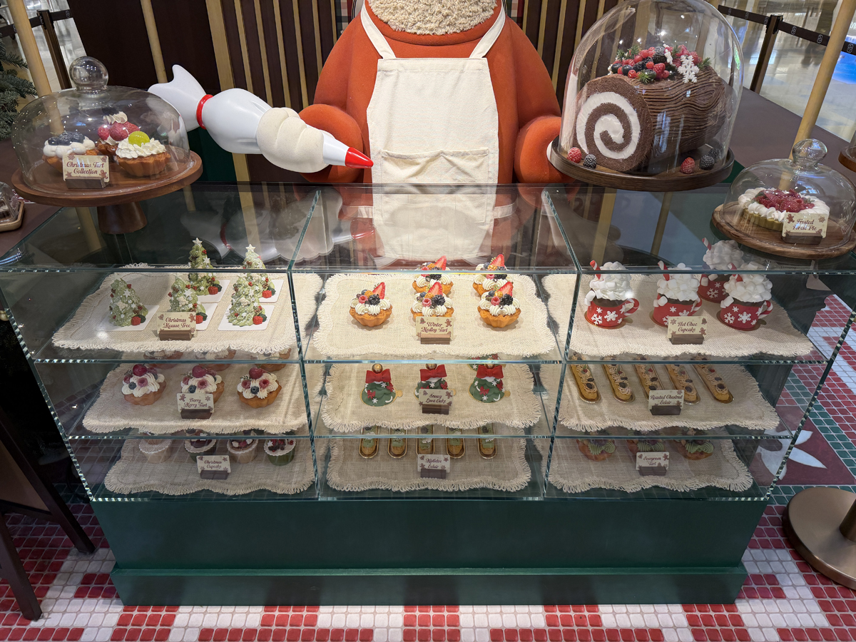 やはり香港旅行は「食」中心。定番の「 蘭芳園」、そしてヘビ料理専門店「蛇王芬」へ。いわゆる中華料理とはちょっと違う「香港スタイル」が面白い