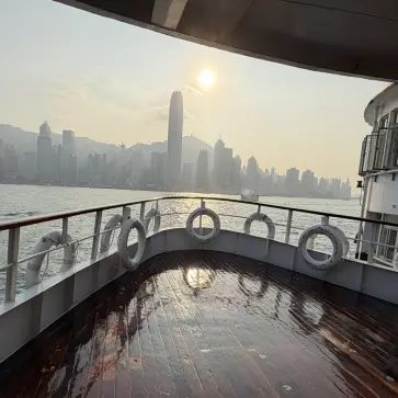 これまでにないラグジュアリー体験（前編）。ペニンシュラ香港とスターフェリーによるコラボ企画、専用船による「アフタヌーンティークルーズ」へ【動画】