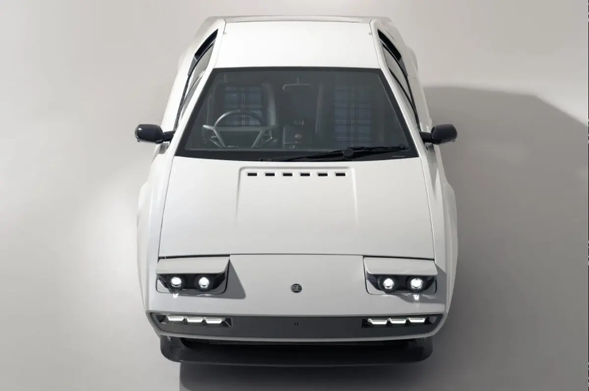 【衝撃の復活】ジェームズ・ボンドも愛したロータスエスプリ、最新V8ターボとともにレストモッド。 ポップアップヘッドライトはそのままに9000万円にて受注開始