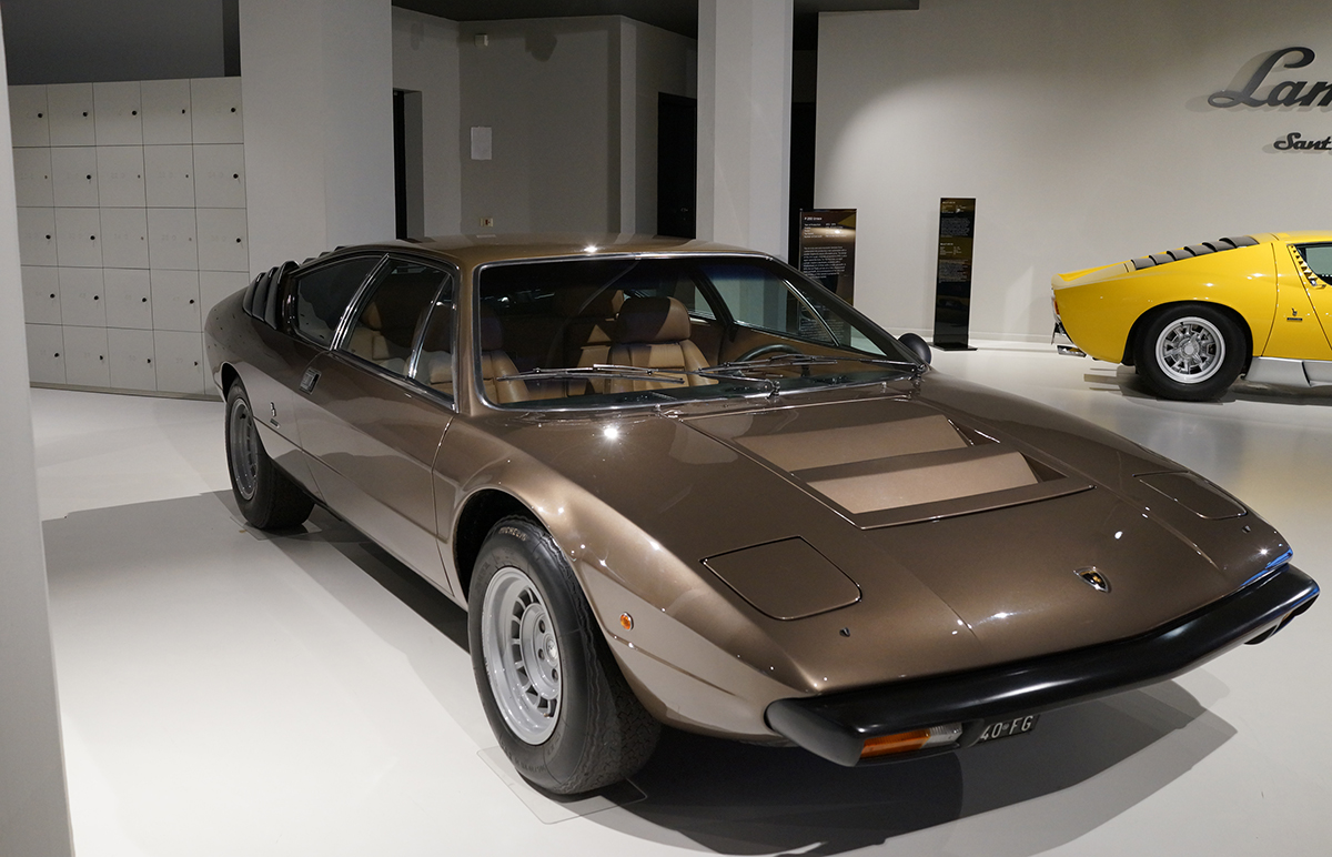 排気量わずか2.0L。1970-80年代、フェラーリとランボルギーニが「非力なV8」をあえて作った理由は何だったのか