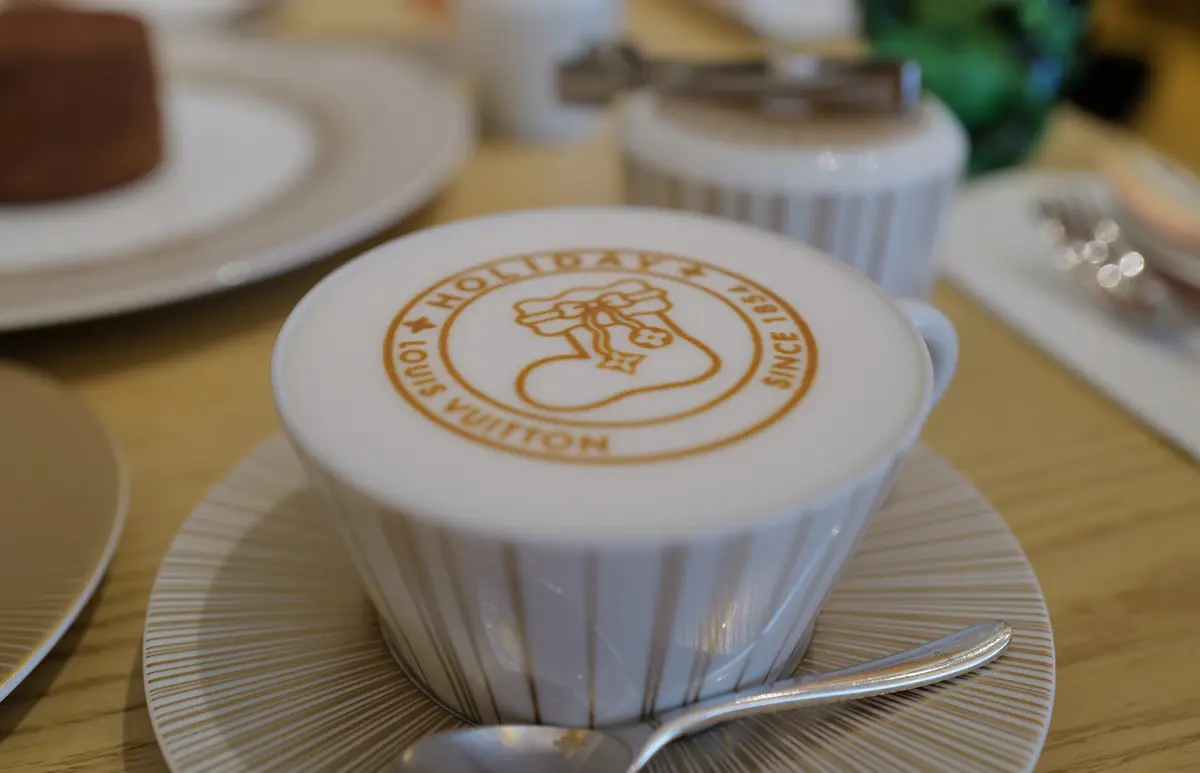 ルイ・ヴィトンのカフェ「ル・カフェ ヴィー」にて話題の「ショコラアントルメルイ・ヴィトン シグネチャー 」を食してみる。お値段3,900円ナリ