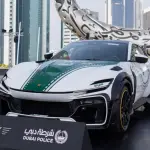 ドバイ警察がまたやった。マンソリー仕様「フェラーリ・プロサングエ」をパトカーとして導入、「犯罪級に目立つ」として話題に