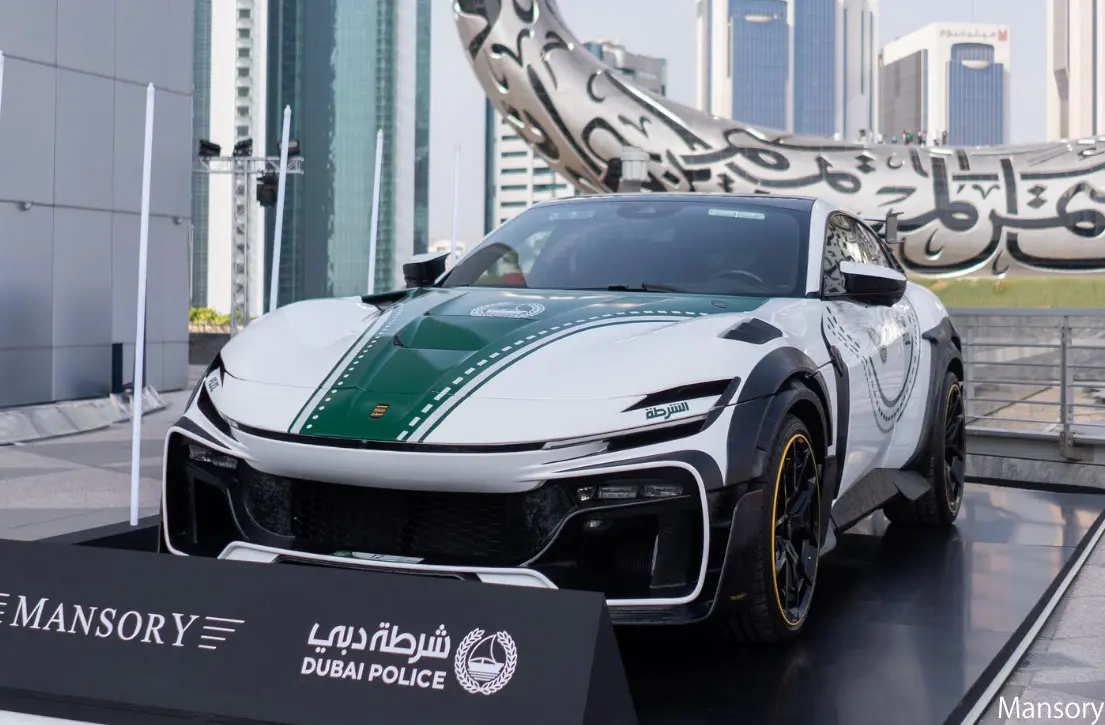 ドバイ警察がまたやった。マンソリー仕様「フェラーリ・プロサングエ」をパトカーとして導入、「犯罪級に目立つ」として話題に