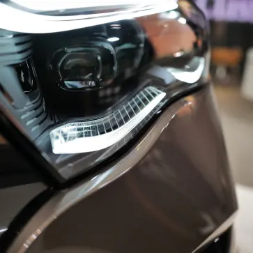 高額修理の悪夢とはついに「さよなら」?メルセデス・ベンツががヘッドライトの製造を「接着剤からネジ留め」に変更することで”丸ごと交換”から”内部部品単体での交換”へ