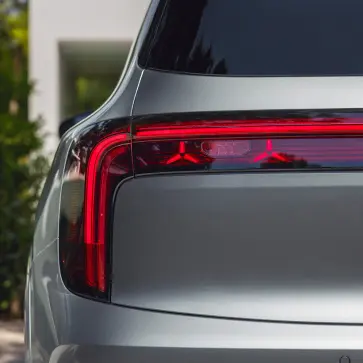 「エブリデイ・ヒーロー」新型メルセデス・ベンツGLB発表、劇的進化に加えAI搭載の「最強ファミリーSUV」