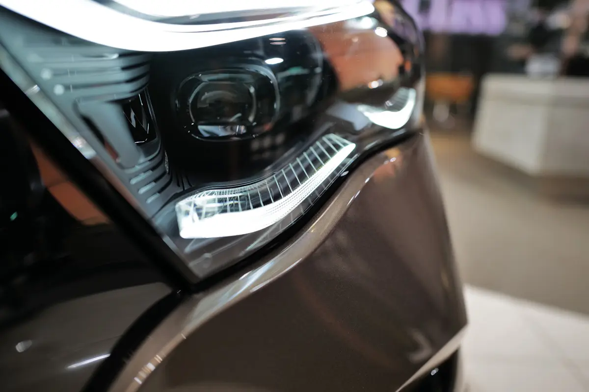 高額修理の悪夢とはついに「さよなら」?メルセデス・ベンツががヘッドライトの製造を「接着剤からネジ留め」に変更することで”丸ごと交換”から”内部部品単体での交換”へ