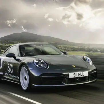 時代を紡ぐ糸:「タータンチェック」採用のワンオフ仕様ポルシェ911ターボ。スコットランドの「チェック発祥の地」を訪れる