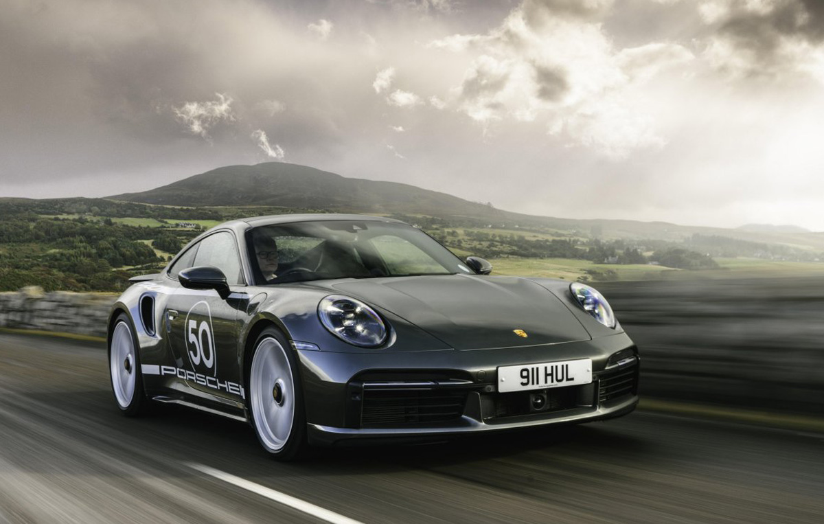 時代を紡ぐ糸:「タータンチェック」採用のワンオフ仕様ポルシェ911ターボ。スコットランドの「チェック発祥の地」を訪れる