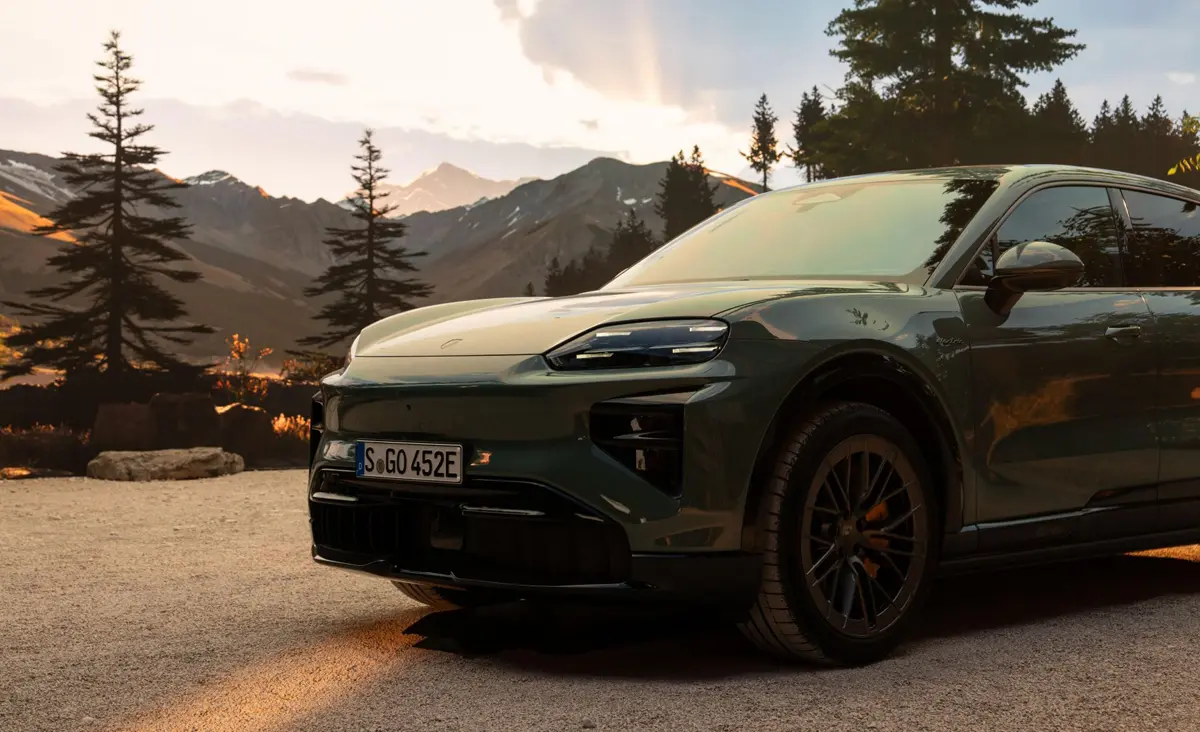 やはりポルシェも「キャンプ」か・・・。フロントトランクを”ラウンジチェア化”する特許を出願、その革新的すぎる仕組みとは