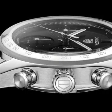 タグ・ホイヤーが藤原ヒロシ率いる「フラグメント」との3度目となるカレラのコラボレーションモデルを発表。随所に稲妻が配置されわずか500本のみが限定生産