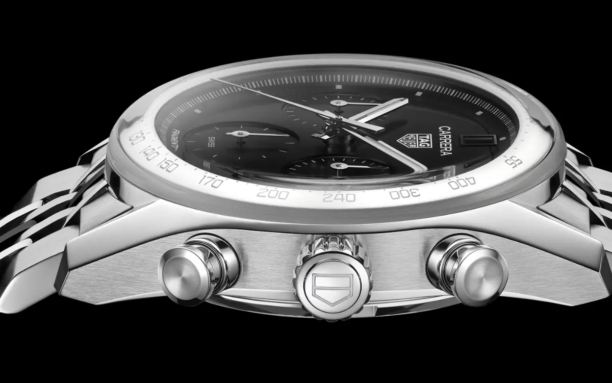 タグ・ホイヤーが藤原ヒロシ率いる「フラグメント」との3度目となるカレラのコラボレーションモデルを発表。随所に稲妻が配置されわずか500本のみが限定生産