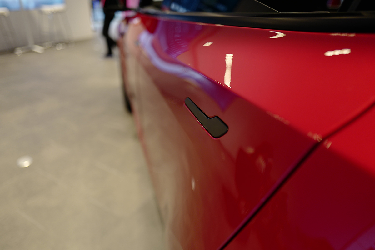 テスラの「ポップアップ式ドアハンドル」が事故の際の脱出を阻む？「ドアが開かなかった」ことで15名が死亡していることが明らかに