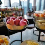 ウォルドーフ・アストリア大阪宿泊記「朝食ブッフェ」編。大阪を一望できる「ピーコック アレー」にて優雅な食事を楽しむ【動画】