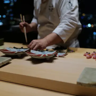 ウォルドーフ・アストリア大阪宿泊記「寿司ディナー」。「鮨さいとう」出身、ミシュランにて6年連続で星を獲得したシェフが握る「絶景の中での寿司」【動画】