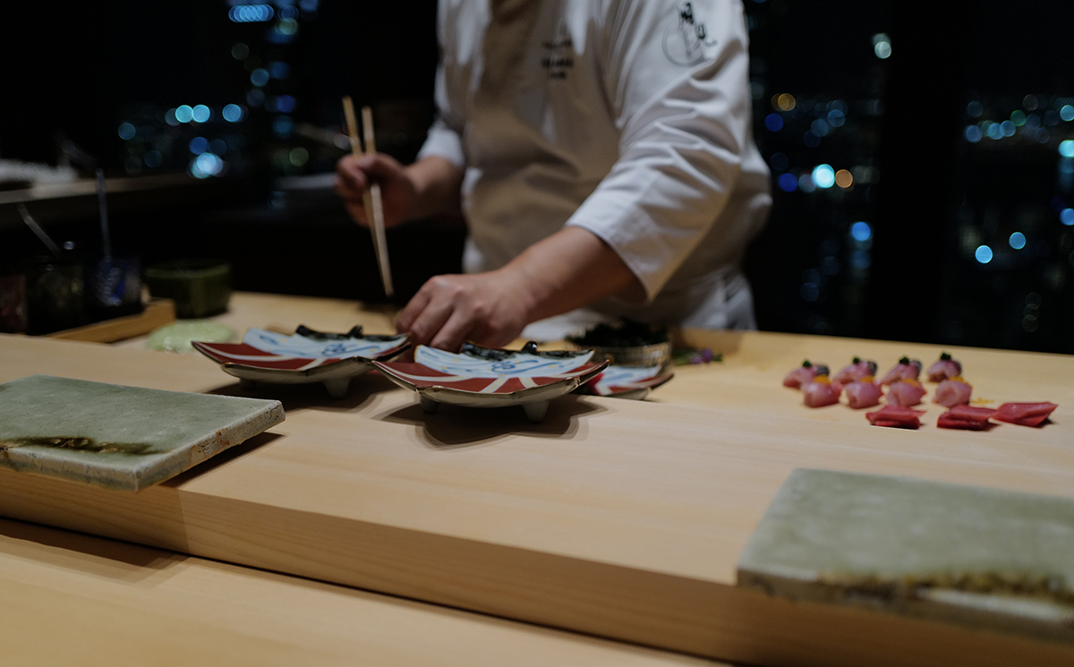 ウォルドーフ・アストリア大阪宿泊記「寿司ディナー」。「鮨さいとう」出身、ミシュランにて6年連続で星を獲得したシェフが握る「絶景の中での寿司」【動画】