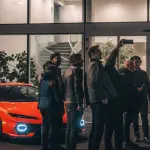 【感涙】世界最高のスーパーカーを創る「人」の物語。ランボルギーニの2025年クリスマス動画「The Dinner」が公開【動画】