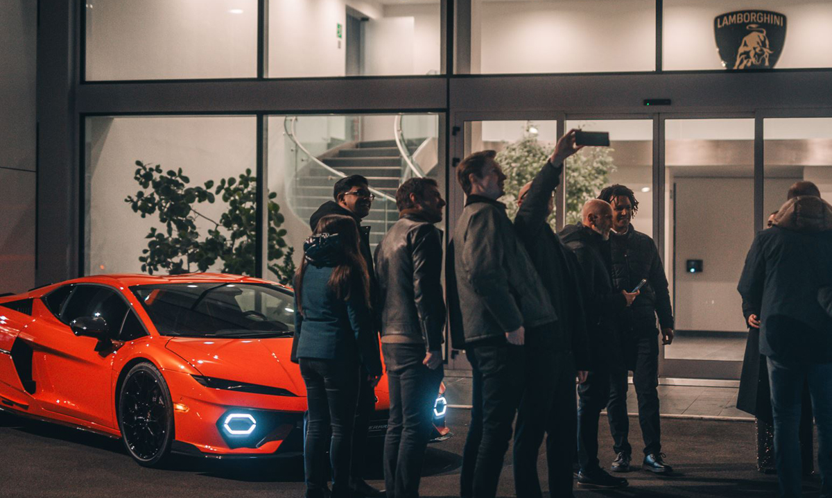 【感涙】世界最高のスーパーカーを創る「人」の物語。ランボルギーニの2025年クリスマス動画「The Dinner」が公開【動画】