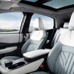 【命に関わる】ヘッドレストは「ただの枕」じゃない。日産の技術者が警告する、絶対にやってはいけない“NG行為”と正しい調整法