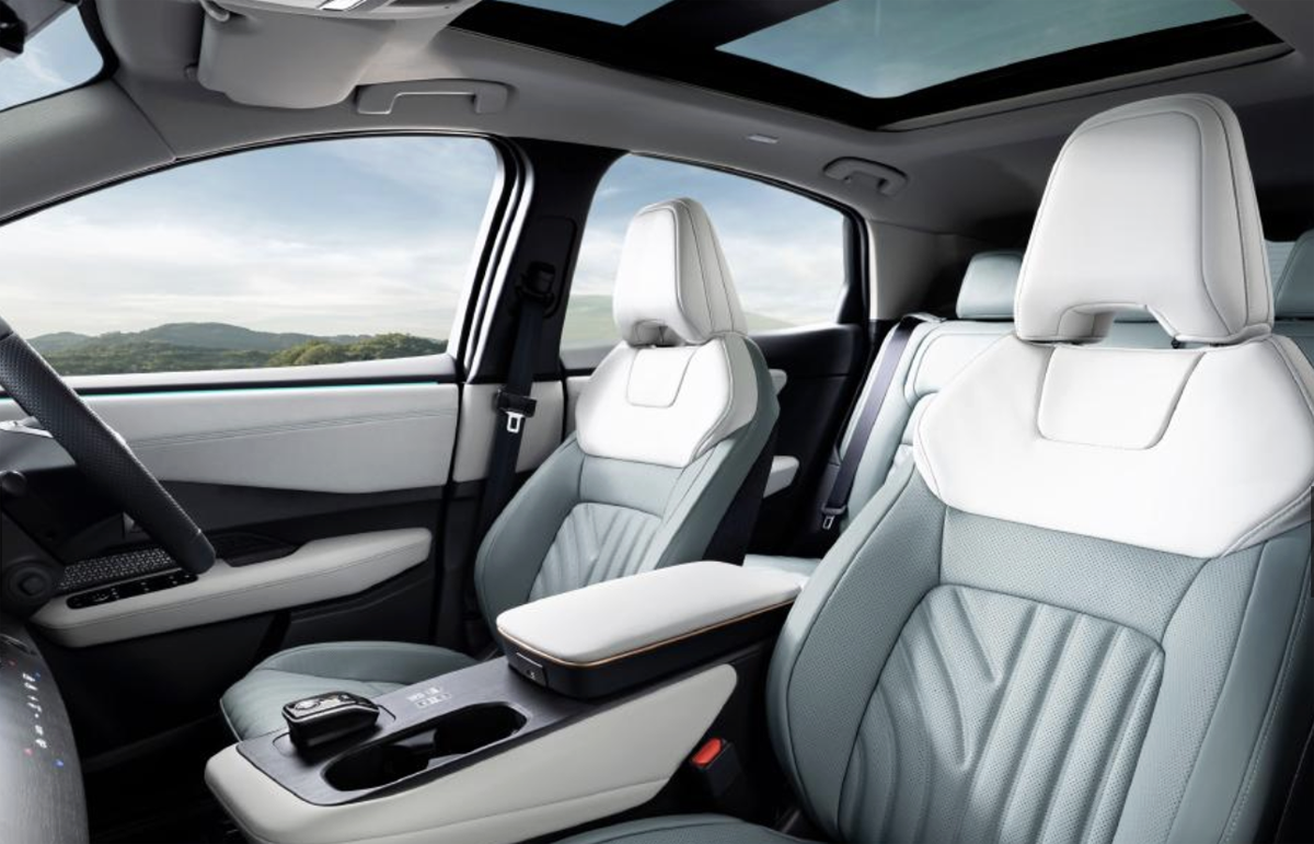 【命に関わる】ヘッドレストは「ただの枕」じゃない。日産の技術者が警告する、絶対にやってはいけない“NG行為”と正しい調整法