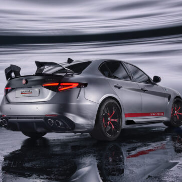 【限定10台】アルファ ロメオ「ジュリア ルナ・ロッサ」登場。ヨットの技術とデザインを注入した“史上最強”クアドリフォリオ、同社史上初の「レッドエンブレム」