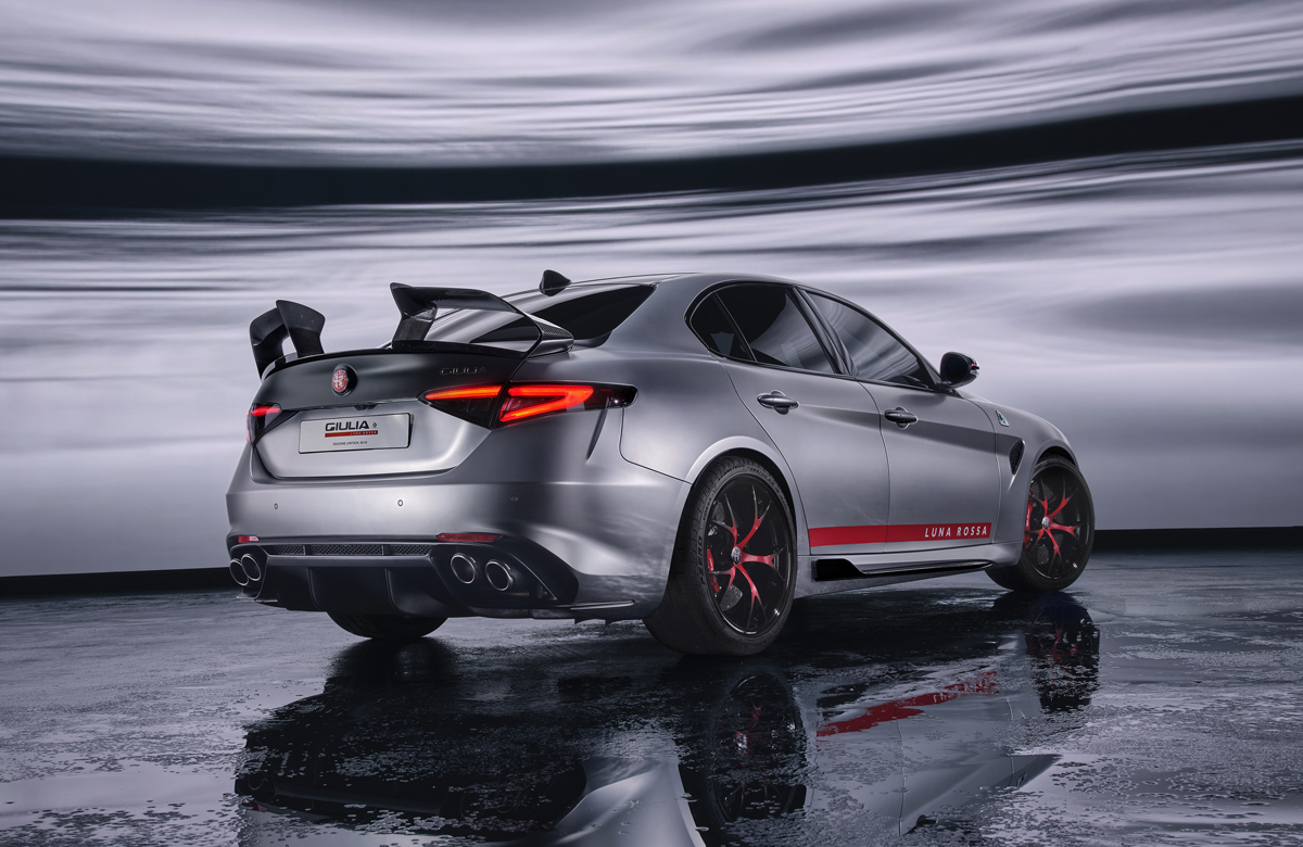 【限定10台】アルファ ロメオ「ジュリア ルナ・ロッサ」登場。ヨットの技術とデザインを注入した“史上最強”クアドリフォリオ、同社史上初の「レッドエンブレム」