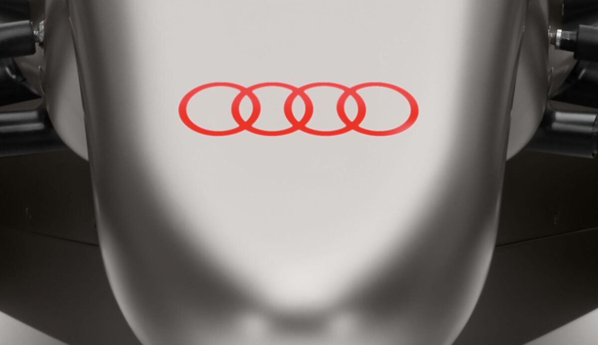 【ついに解禁】アウディF1が正式リバリーをまとう2026年型「R26」を世界初公開。チタニウムに輝く「勝利の1台」