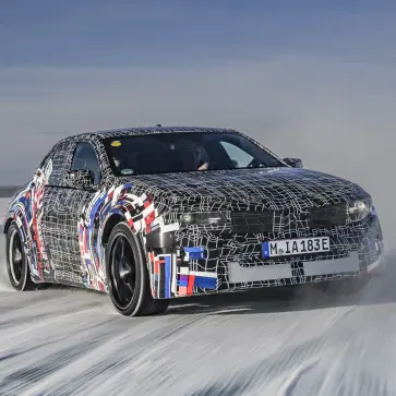 【1000馬力級の衝撃】BMW Mが「電気」で覚醒。4モーター搭載「究極のEV」が2027年ついに登場。M3後継モデルか