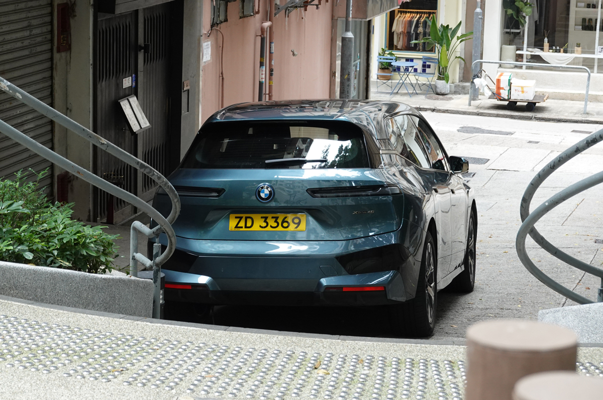 BMWが中国で最大24%の値下げを断行。理由は「ライバルに対抗するため」、i7は632万円も価格が下がり「高級車の価格破壊」が2026年の市場を揺るがす