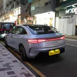 【打倒テスラ】BYDが2026年に海外販売130万台を宣言。世界覇権を狙う「三段構え」の戦略とは？