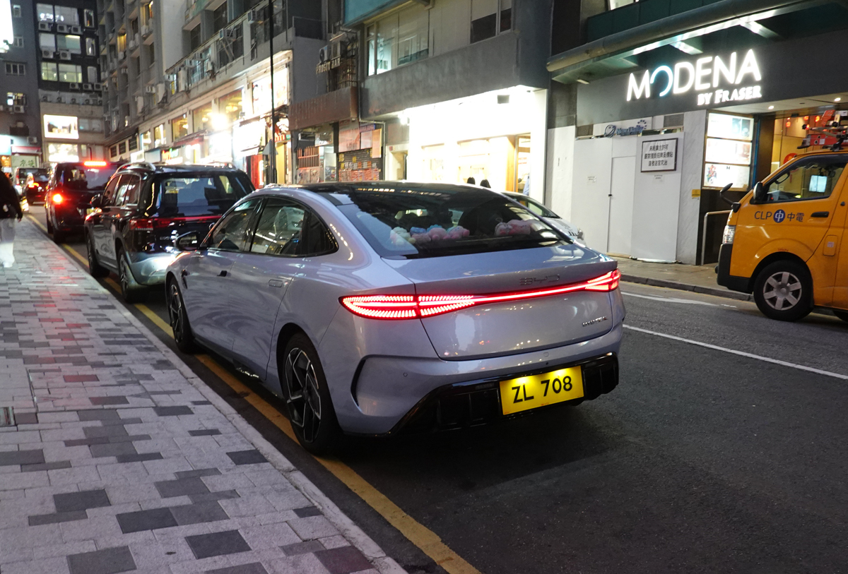 【打倒テスラ】BYDが2026年に海外販売130万台を宣言。世界覇権を狙う「三段構え」の戦略とは?