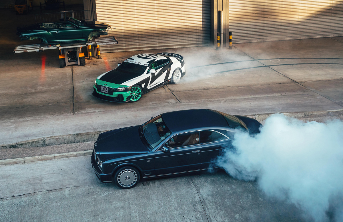 ベントレーの工場が全域ドリフト会場に。666馬力の新型「スーパースポーツ」がトラビス・パストラーナのドライブによって驚愕の俊敏性を披露する【動画】