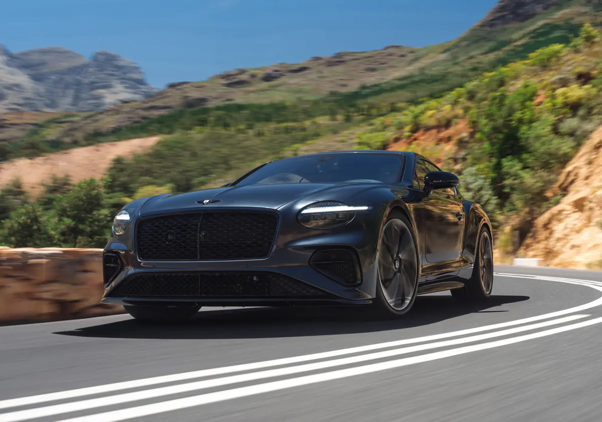 【680馬力の怪物】新型ベントレー・コンチネンタルGT S登場。「走りのS」がハイブリッドで覚醒、先代を遥かに凌ぐパフォーマンスを獲得