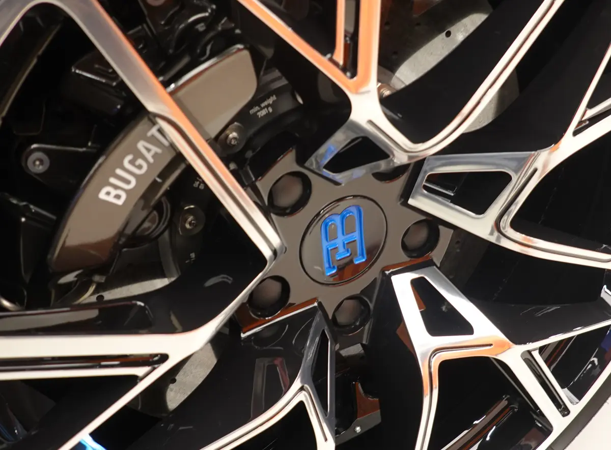 この目が信じられない。驚愕の「航行距離17万km超え」のブガッティ・シロン登場、オイル交換だけで「推定1500万円」