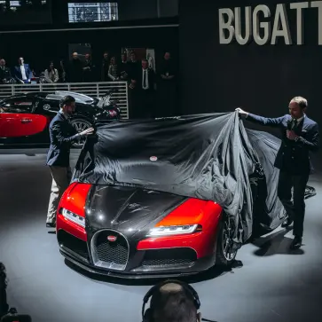 ブガッティが放つ「F.K.P. オマージュ」がパリへと降臨。「アルティメット・スーパーカーガレージ」にて実車が世界初公開