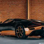 世界最強のオープンカー「ブガッティ W16ミストラル」がカリフォルニアで納車、「ブラック x カッパー」に彩られた1600馬力の怪物が放つ圧倒的オーラ