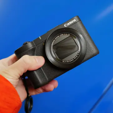 キャノンのコンパクトデジカメ、パワーショットV1を購入。キャッチコピーの「これひとつ。これでいい。」は本当か？「RX100 M6以上、ライカQ2未満」をボクは期待