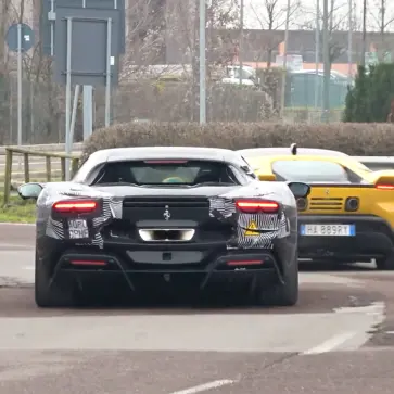 フェラーリ296GTBの「後継」モデル？その姿を捉えた動画が公開に。今ひとつ盛り上がらないV6ミドシップではあるが、フェラーリはどのような「回答」を用意してくるのか【動画】