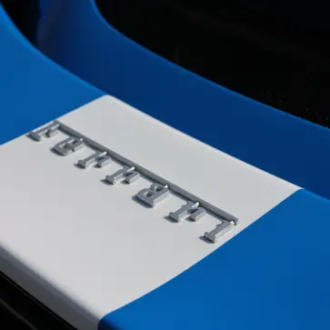 最近のフェラーリはずいぶん「カスタム」に寛容？かつては自由度が存在しなかった「跳ね馬」「Ferrariバッジ」のカラーや仕上げの選択範囲が拡大中