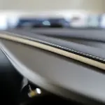 【徹底解説】なぜ高級車やスポーツカーは「アルカンターラ」を採用するのか？本革を超える驚きの性能、そして劣化や手入れ方法は？