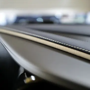 【徹底解説】なぜ高級車やスポーツカーは「アルカンターラ」を採用するのか？本革を超える驚きの性能、そして劣化や手入れ方法は？