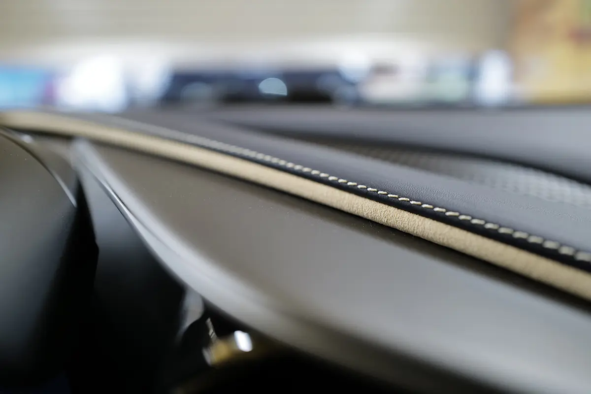 【徹底解説】なぜ高級車やスポーツカーは「アルカンターラ」を採用するのか？本革を超える驚きの性能、そして劣化や手入れ方法は？