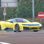 フェラーリF80「テーラーメイド」仕様が目撃される。ボディカラーはワンオフの「ジャッロ・クラモチ」、日本のVIP顧客へ？【動画】