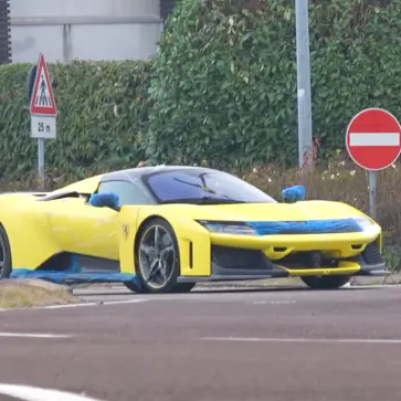 フェラーリF80「テーラーメイド」仕様が目撃される。ボディカラーはワンオフの「ジャッロ・クラモチ」、日本のVIP顧客へ？【動画】