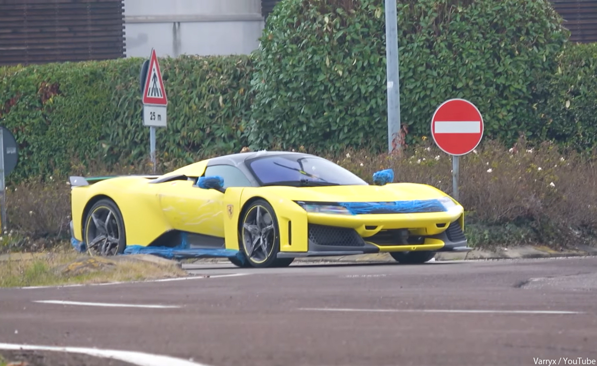 フェラーリF80「テーラーメイド」仕様が目撃される。ボディカラーはワンオフの「ジャッロ・クラモチ」、日本のVIP顧客へ？【動画】