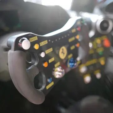 フェラーリの新型ステアリングホイールが「新しい運転体験」を生む？グリップを「ひねる」ことで車体を「傾ける」など直感的操作が可能に