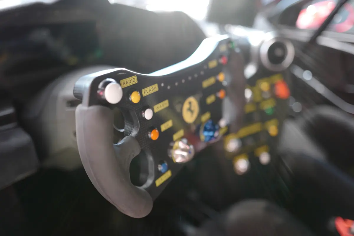 フェラーリの新型ステアリングホイールが「新しい運転体験」を生む？グリップを「ひねる」ことで車体を「傾ける」など直感的操作が可能に