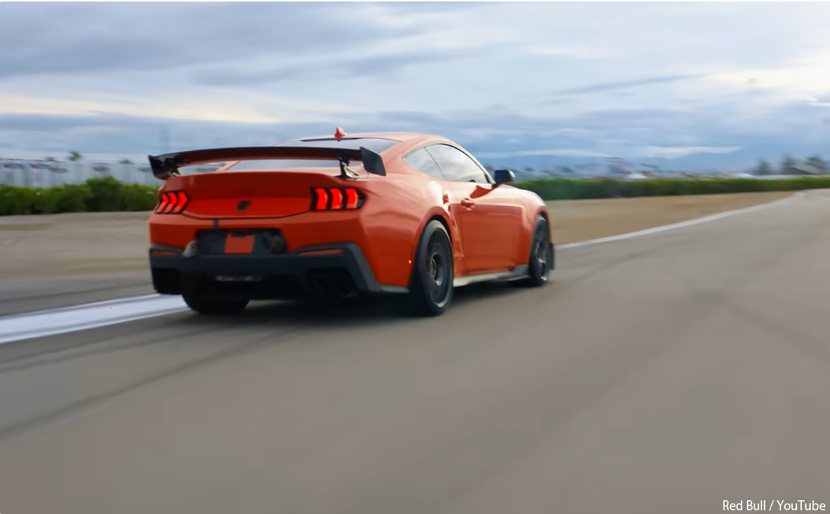【うっかり？やらかし？】レッドブル公式動画に映り込んだ謎の「マスタング ダークホース SC」なる新型車。GT500復活の予兆か？