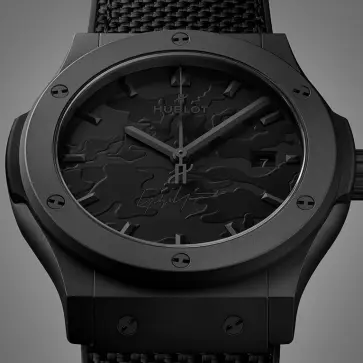 4度目の「黒の衝撃」。ウブロとヨウジヤマモトとの最新コラボ、クラシック・フュージョンが「マイクロブラスト」と「カモフラージュ」にて登場。限定300本、お値段163万円