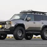 ランドクルーザー250のリフトアップカスタム「アイアンビルド」登場。オートサロンにて実車を発表、679万円よりコンプリートカーが販売開始